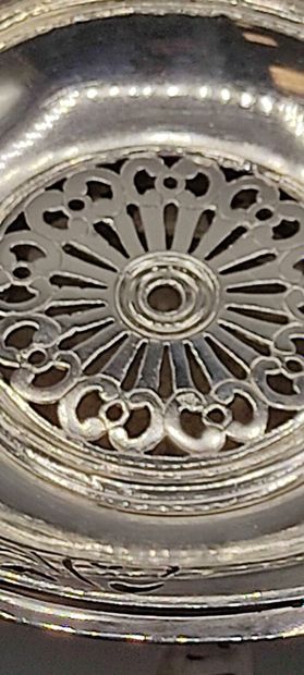 
LILLE XVIIIème. 




Rare réchaud en argent...