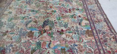 
Grand tapis noué main à décor d'animaux,...