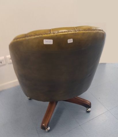 Fauteuil de bureau style Chesterfield.

Garniture...