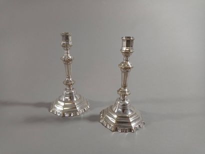 Paire de bougeoirs en bronze argenté.

Fût...