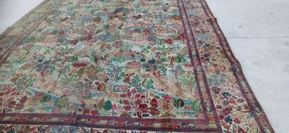 
Grand tapis noué main à décor d'animaux,...
