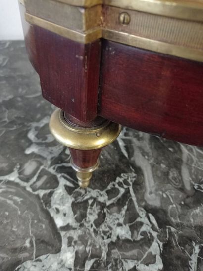 Serviteur muet en acajou et placage d'acajou.

Le...