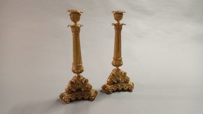 Paire de bougeoirs en bronze doré et ciselé.

Fût...