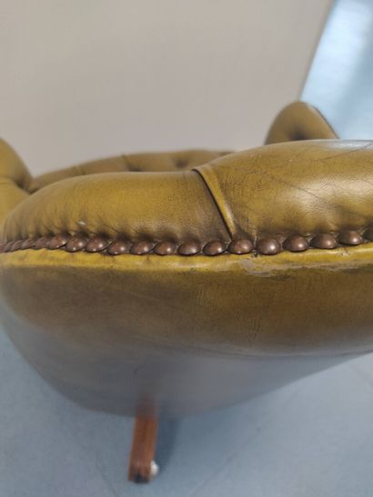 Fauteuil de bureau style Chesterfield.

Garniture...