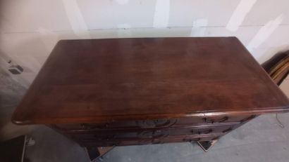 Commode en noyer mouluré et sculpté.

Ouvre...