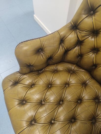 Fauteuil de bureau style Chesterfield.

Garniture...
