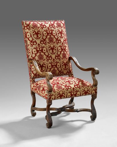 Fauteuil à haut dossier en bois naturel mouluré...