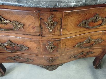 Commode galbée toutes faces en bois de placage.

Ouvre...