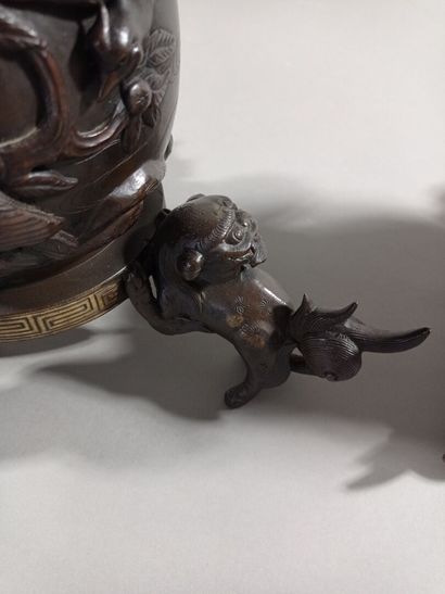 CHINE ou JAPON.

Paire de vases en bronze...