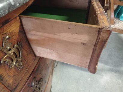 Commode galbée toutes faces en bois de placage.

Ouvre...