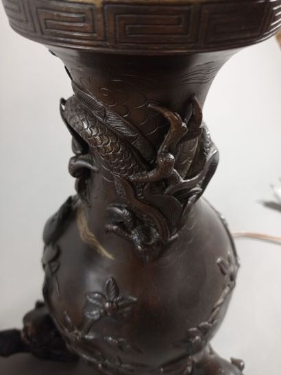 CHINE ou JAPON.

Paire de vases en bronze...