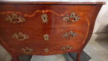 Commode galbée toutes faces en placage d'acajou...