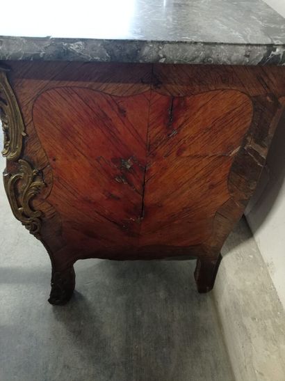 Commode galbée toutes faces en bois de placage.

Ouvre...
