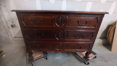 Commode en noyer mouluré et sculpté.

Ouvre...