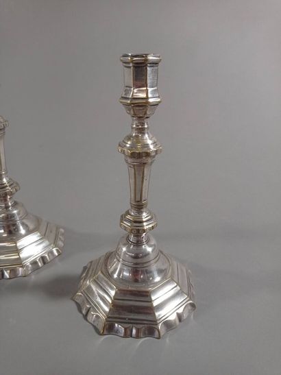 Paire de bougeoirs en bronze argenté.

Fût...