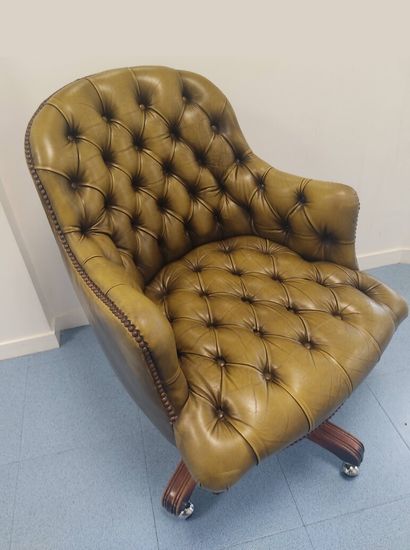 Fauteuil de bureau style Chesterfield.

Garniture...
