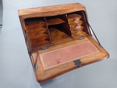 Commode scribane en noyer et bois naturel.

Elle...
