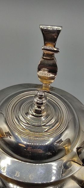 
LILLE XVIIIème. 




Rare réchaud en argent...