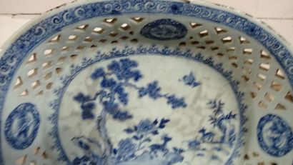 CHINE.

Bannette en porcelaine bleue et blanche.

Décor...