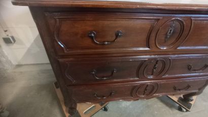 Commode en noyer mouluré et sculpté.

Ouvre...