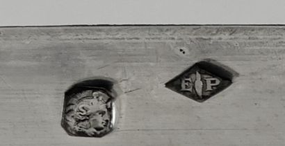 
Jean Emile PUIFORCAT 

Plat carré en argent.

Poinçons...