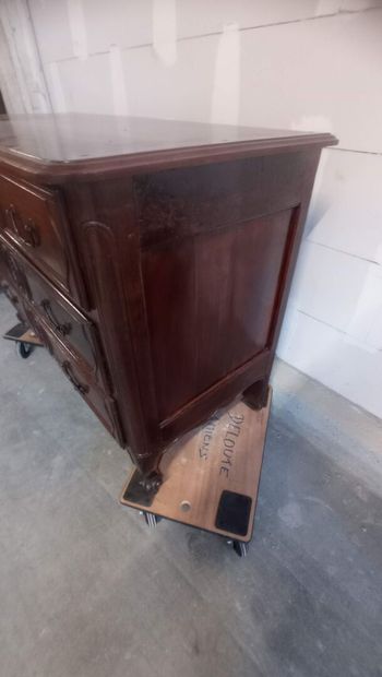 Commode en noyer mouluré et sculpté.

Ouvre...