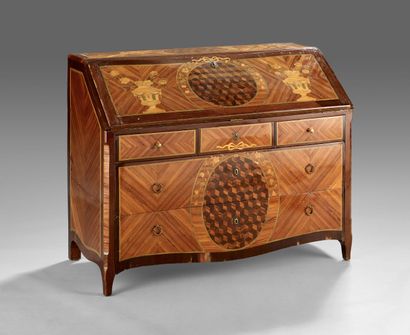 Commode scriban en bois de placage.

Elle...