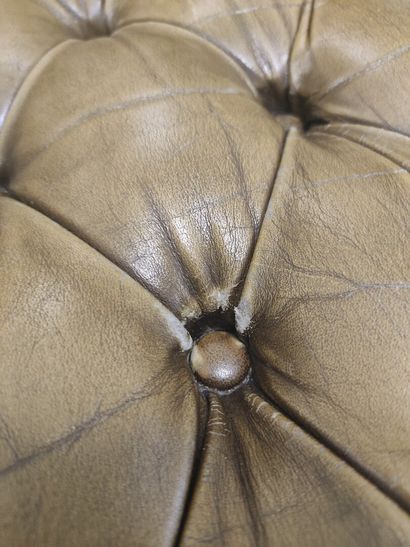 Fauteuil de bureau style Chesterfield.

Garniture...
