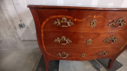 Commode galbée toutes faces en placage d'acajou...