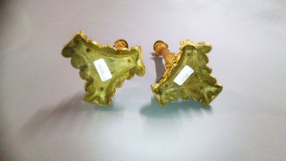 Paire de bougeoirs en bronze doré et ciselé.

Fût...