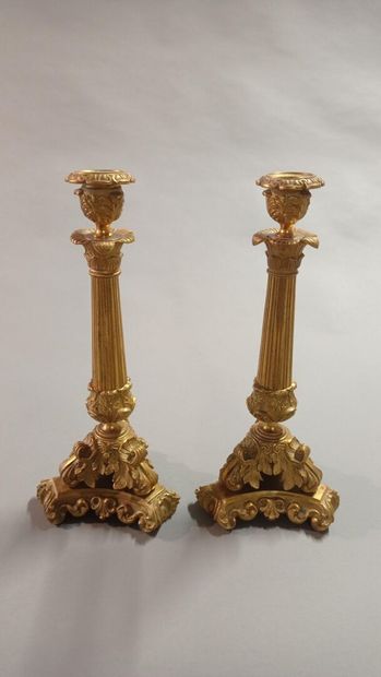 Paire de bougeoirs en bronze doré et ciselé.

Fût...