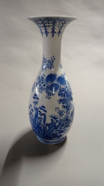 CHINE ou JAPON.

Vase à large col en porcelaine...