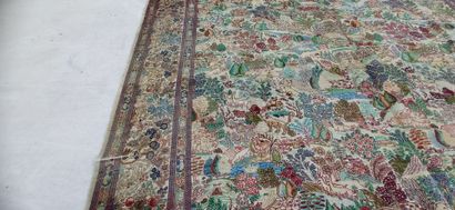 
Grand tapis noué main à décor d'animaux,...