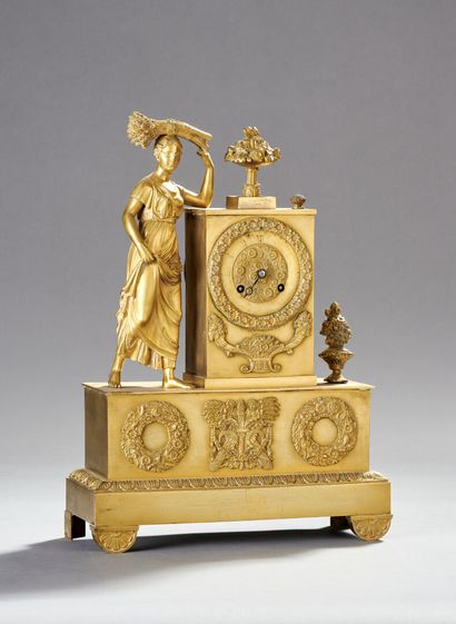 Pendule borne en bronze doré et ciselé à...