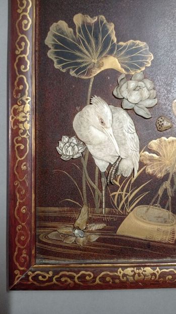 JAPON.

Panneau en laque à décor en semi-relief...