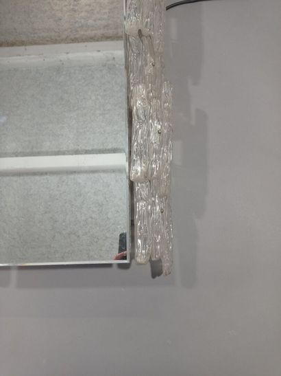 Curieux miroir éclairant à décor sur les...
