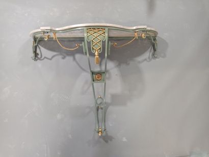 Console en métal à patine verte et dorée.

La...