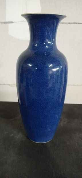 CHINE.

Petit vase de forme balustre à col...