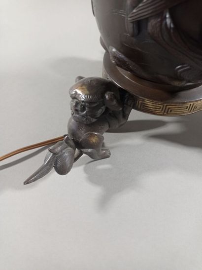 CHINE ou JAPON.

Paire de vases en bronze...