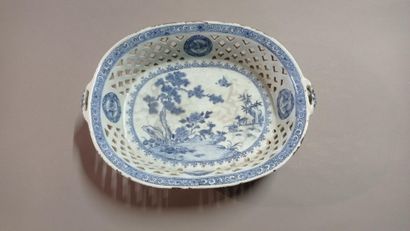 CHINE.

Bannette en porcelaine bleue et blanche.

Décor...