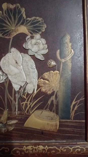JAPON.

Panneau en laque à décor en semi-relief...