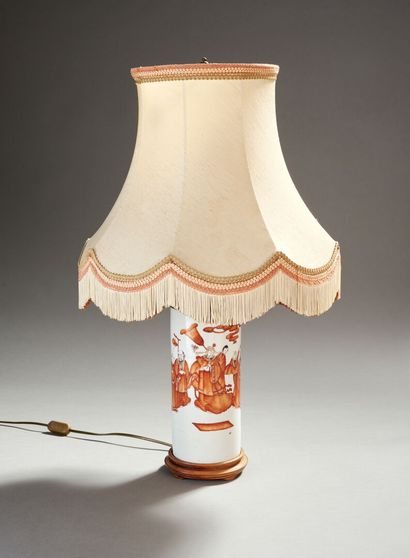 CHINE

Vase rouleau monté en lampe en porcelaine...
