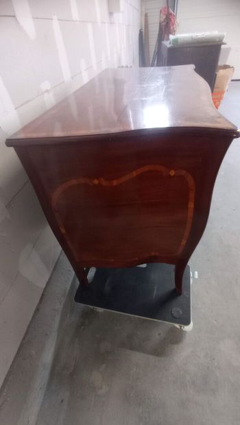 Commode galbée toutes faces en placage d'acajou...