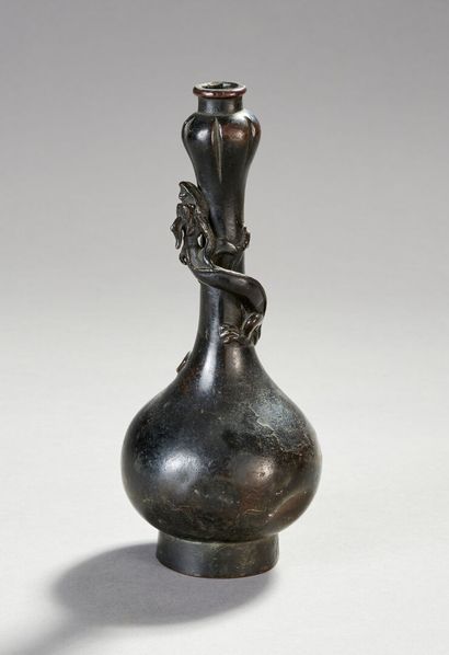 CHINE.

Vase en métal patiné à long col.

Décor...