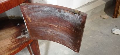 Table de salon de forme tambour, toutes faces...