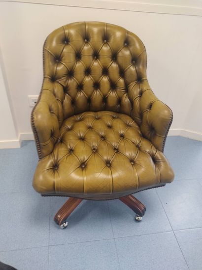 Fauteuil de bureau style Chesterfield.

Garniture...