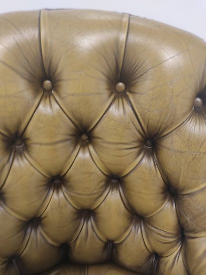 Fauteuil de bureau style Chesterfield.

Garniture...