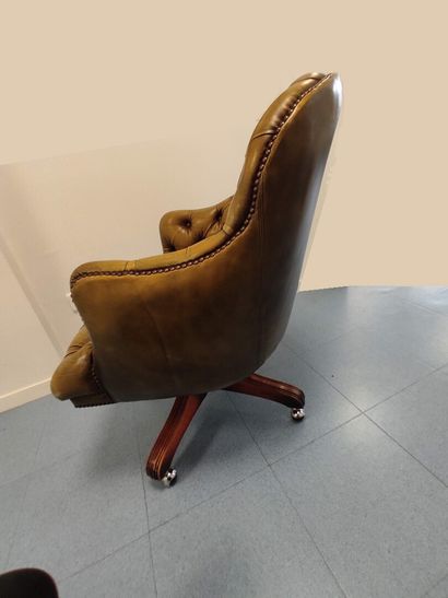 Fauteuil de bureau style Chesterfield.

Garniture...