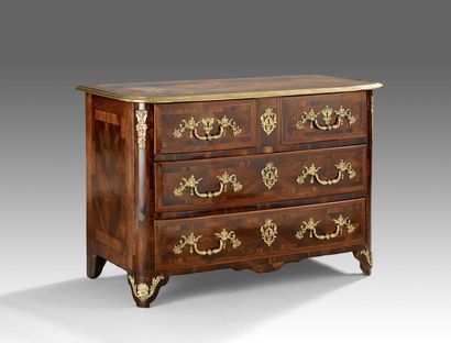 Commode en placage de palissandre marqueté...