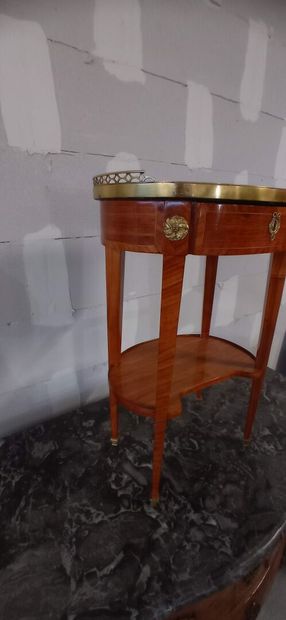 Table de salon de forme circulaire toutes...